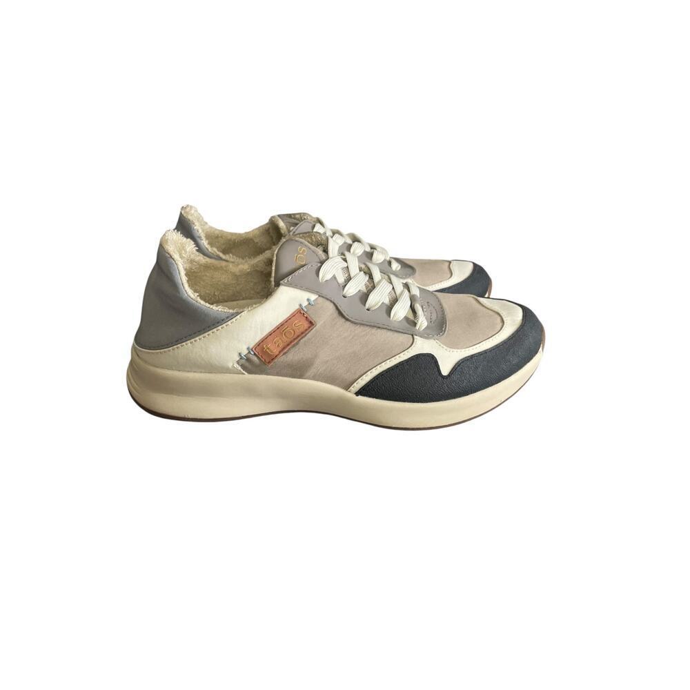 Taos Women’s Direction Sneakers Featuring A Collapsible Heel Size-7